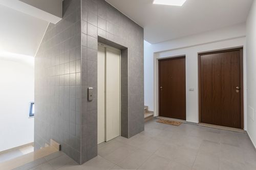 Quali sono le dimensioni minime per l’installazione di una piattaforma elevatrice 